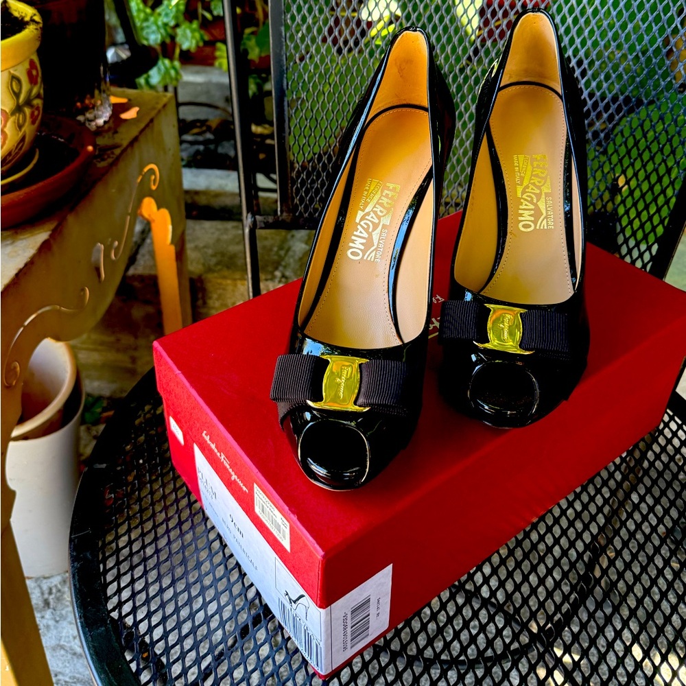 NEW Salvatore Ferragamo Black Heels Gold Buckle PLUM PEEP TOE PATENT LEATHER 9.5